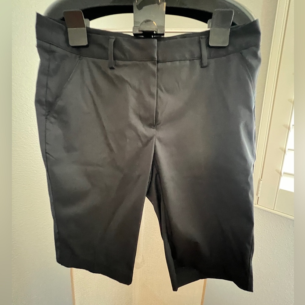 ⛳️🏌️♀️GREG NORMAN WOMANS GOLF PERFORMANCE BERMUDA SHORTS🏌️♀️⛳️ - Picture 1 of 3